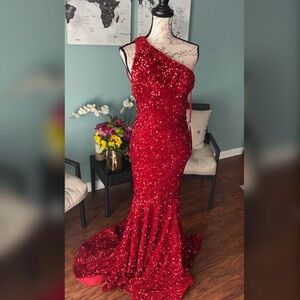 One-shoulder, mermaid, sequin gown
Excellent Condition